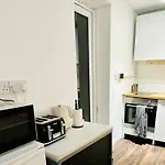 Cozy Garden Flat In London